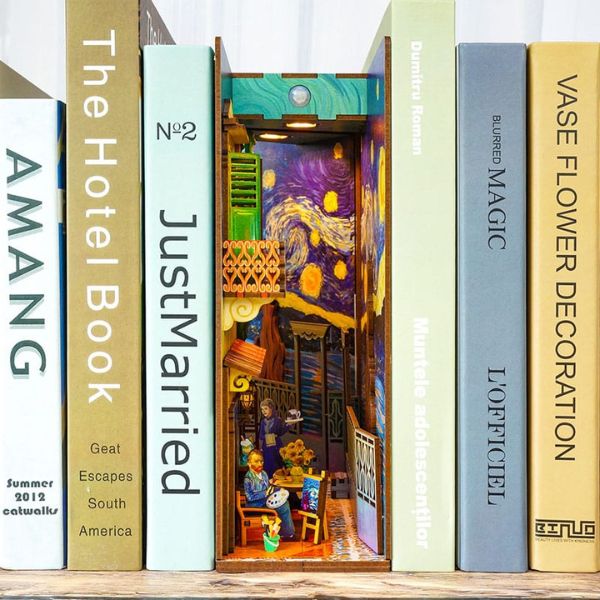 Book Nook 3D El Mundo de Vincent con Luz LED y Sensor